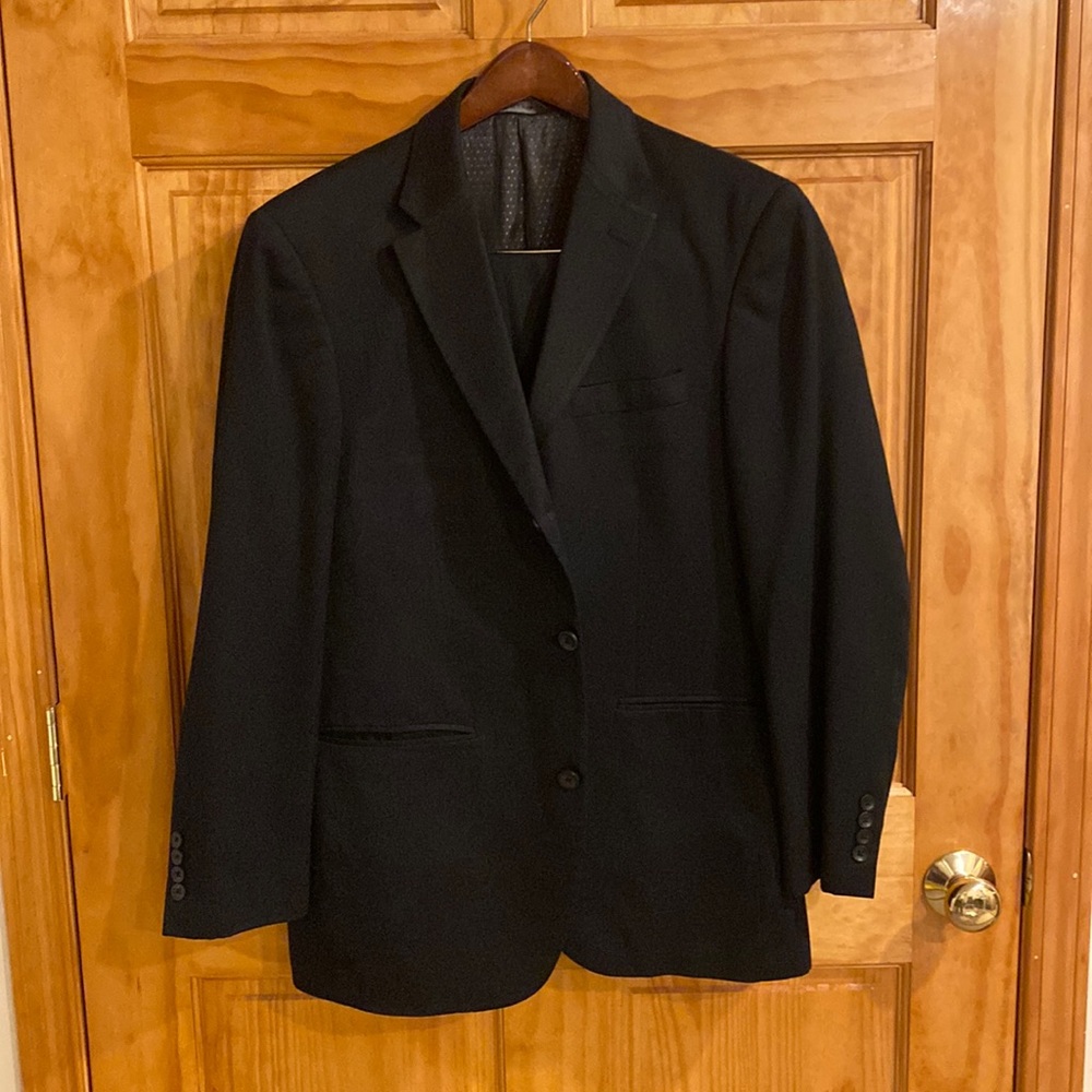 J. Ferrar Mens suit. 40R Pants 34x32. Excellent condition